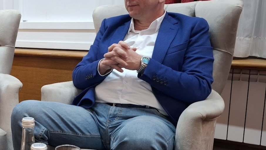 Političar i književnik Milan Knežević predstavio nikšićkoj publici knjigu poezije