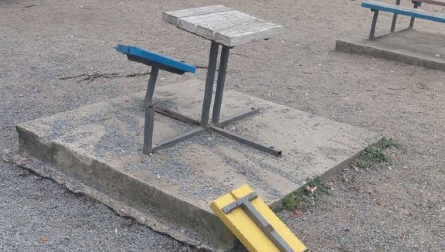 Gradski park u Vršcu ponovo bio na meti obesne omladine