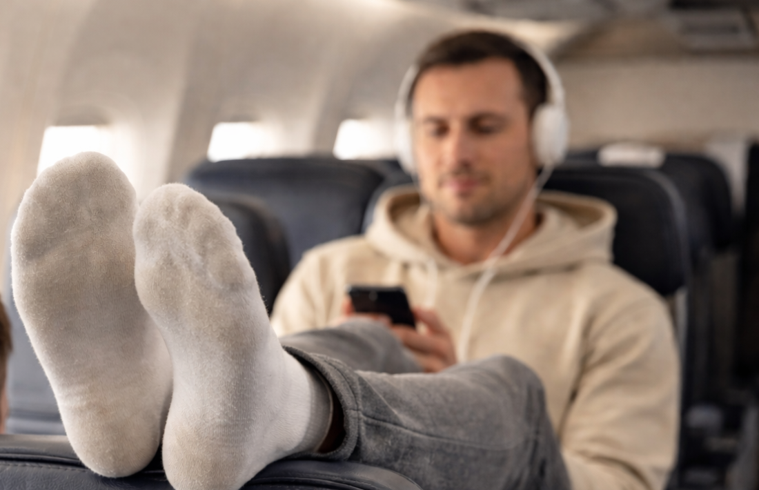 Zašto ne treba nositi crne čarape u avionu