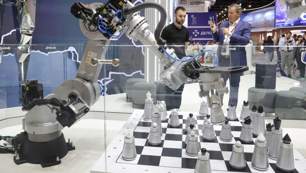 Naučnici u Rusiji napravili robota koji igra šah sa ljudima