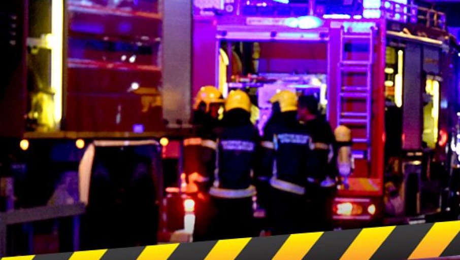 Vatra bukti uz magistralni put, na terenu oko 15 vatrogasaca sa 3 vozila