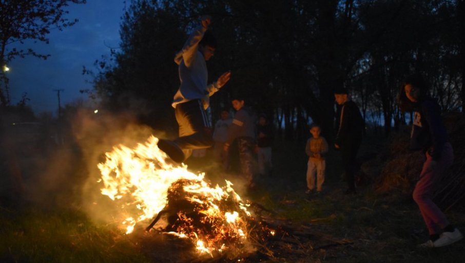 Stariji deci priredili običaj paljenja vatre uoči Vrbice (FOTO/VIDEO)