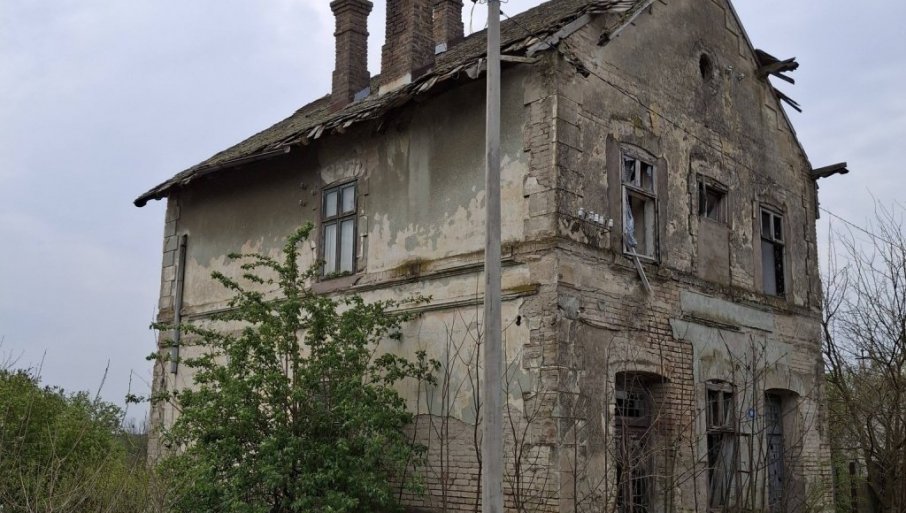 ŽELEZNIČKA STANICA U KRUŠČIĆU KOD KULE ČAMI PREPUŠTENA ZUBU VREMENA Bez voznog reda samo