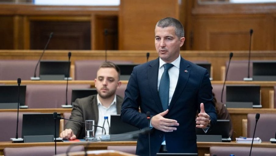 Bečić na poslaničkom satu poručio da se protiv kriminala bori na svim frontovima (FOTO)
