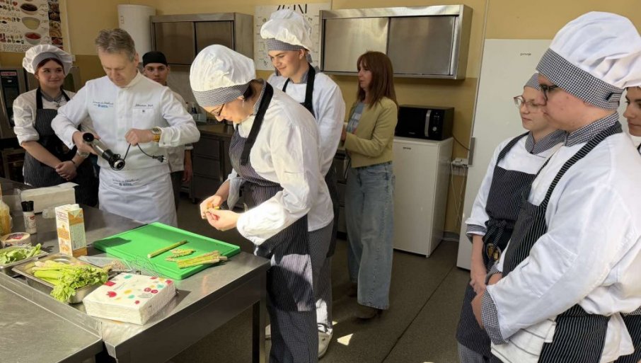 Sa učenicima i šef kuhinje u Ambasadi Francuske:  Srednja škola "Jovan Trajković" u Zrenjaninu dobila modernu kuvarsku učionicu