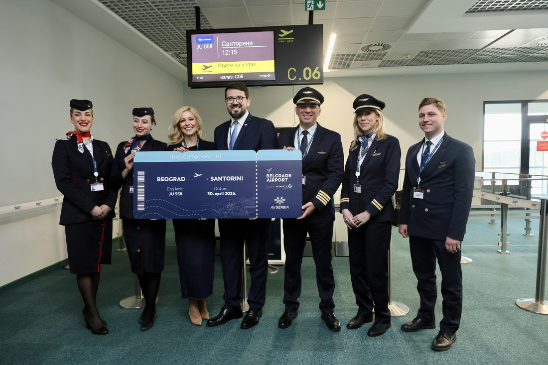 Prvi let Er Srbije do Santorinija