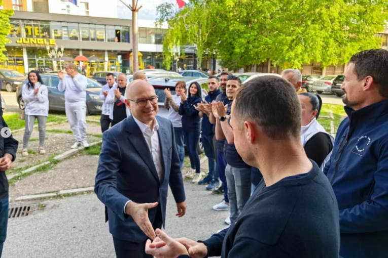 TOTALNI FIJASKO ŠAČICE BLOKADERA U VRBASU! Pogledajte kako su pokušali da miniraju sastanak i šta im je lider SNS poručio! Vučević pozdravljen GROMOGLASNIM APLAUZOM (VIDEO)