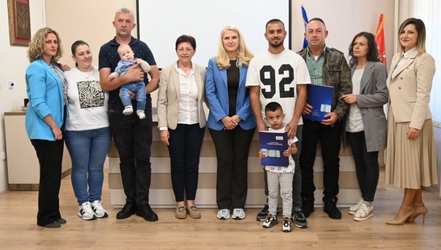 SKUĆILE SE TRI PORODICE KOD SVILAJNCA: Uručeni ugovori za seoske kuće