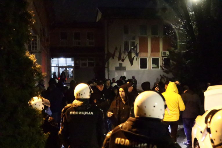 NAPADAJU LJUDE I TO ZBOG SLIČICA! Pogledajte još jedan snimak nasilja blokadera! (VIDEO)