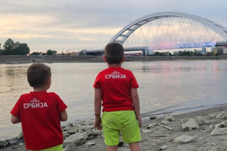 „SRBIJA POBEĐUJE“ NA ŽEŽELJEVOM MOSTU! Prelepa slika u Novom Sadu! (FOTO, VIDEO)