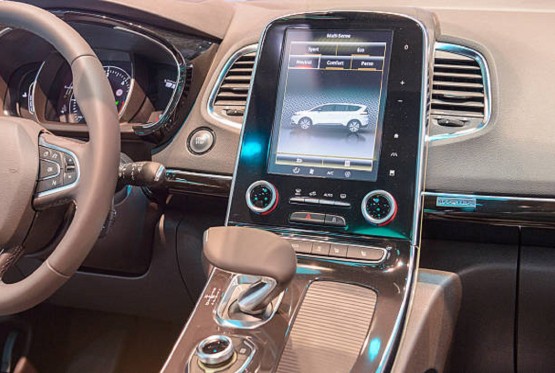 Mazda objasnila zašto izbacuje dugmad iz automobila