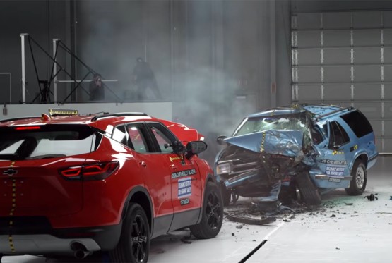 Kako izgleda sudar automobila iz 2026. sa istim modelom starim 30 godina (VIDEO)