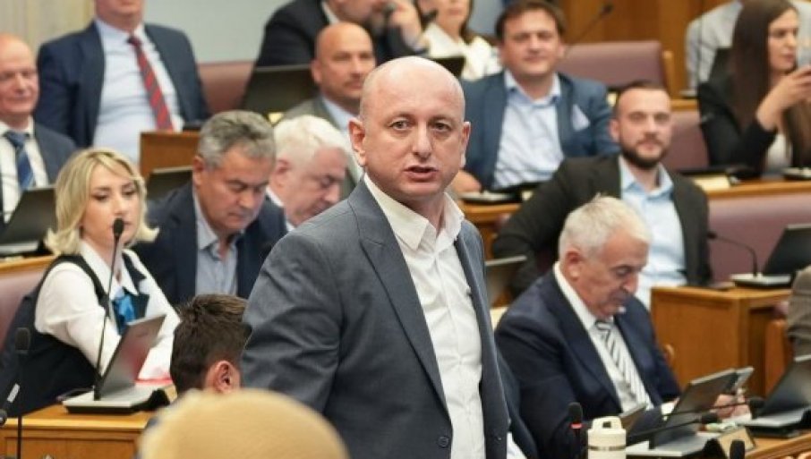 Riki Martin stavio maramicu i vrcka kukovima, Spajić kao da ga je struja ubila