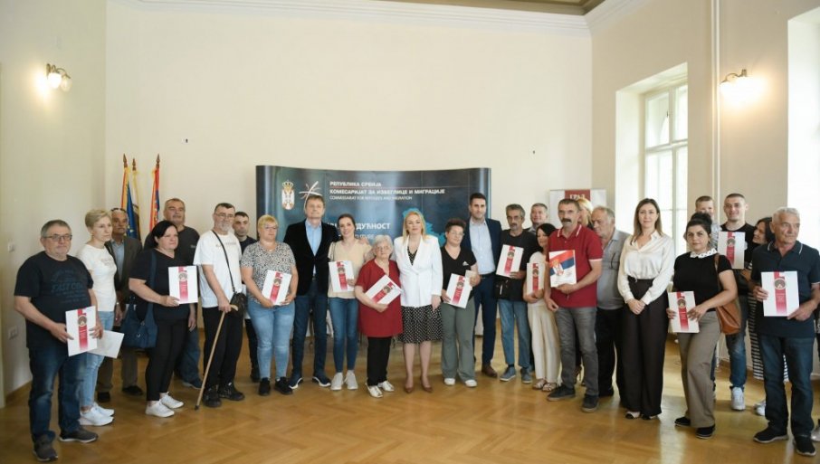 RADOST ZA 28 PORODICA: Izbeglima i interno raseljenima u Somboru uručeni ugovori ѕa stambenu podršku