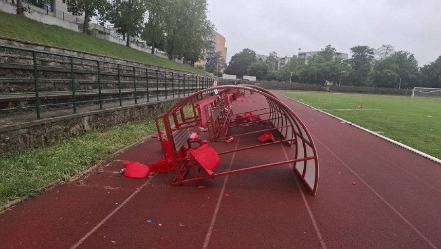 Vandali srušili i polomili natkrivene stolice
