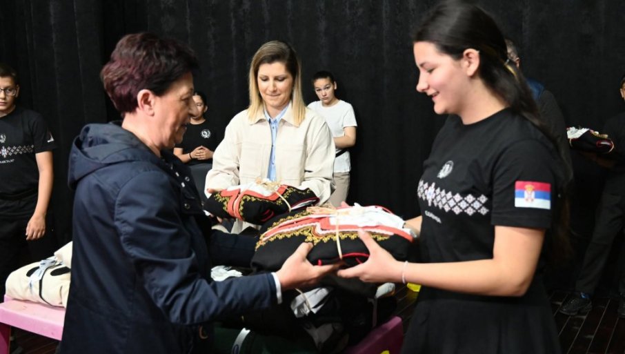 SVILAJNAC  DONIRAO NARODNE NOŠNjE: Poklon lokalnim kulturno-umetničkim društvima