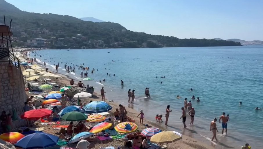 Vozio pešačkom zonom, pa se zakucao u baštu kafića