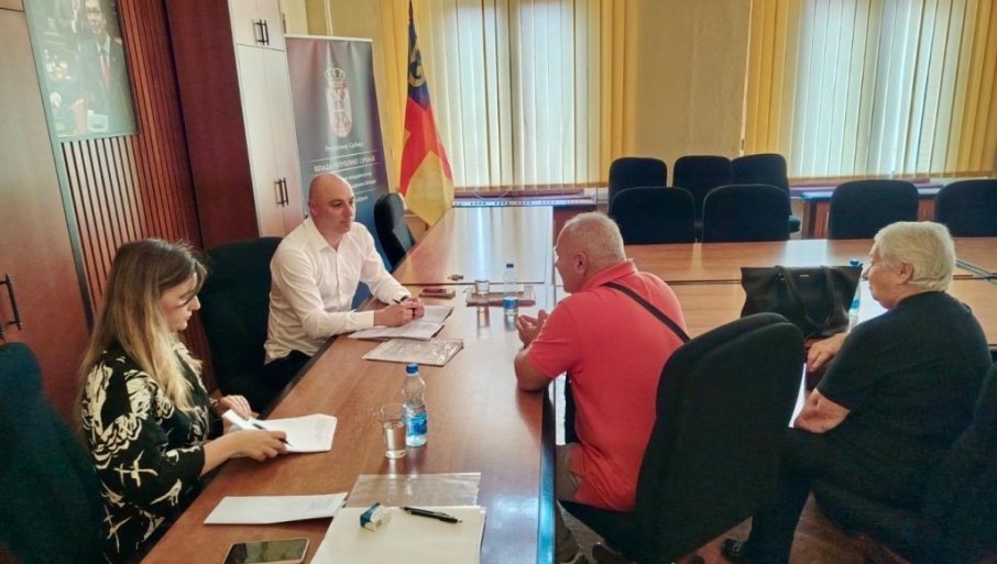 Na vrata Regionalne kancelarije Kabineta predsednika Vlade zakucalo više od 50 građana