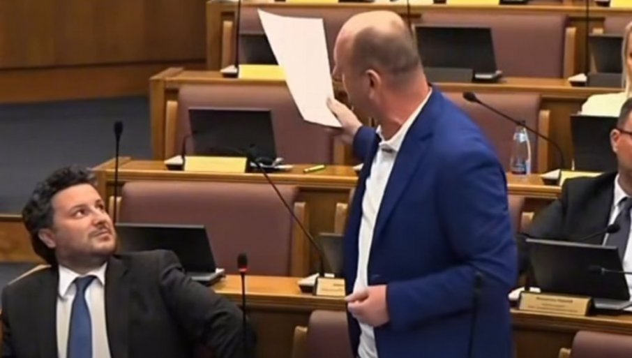Milan Knežević pokazao kompromitujuću Spajićevu fotografiju u parlamentu (VIDEO)