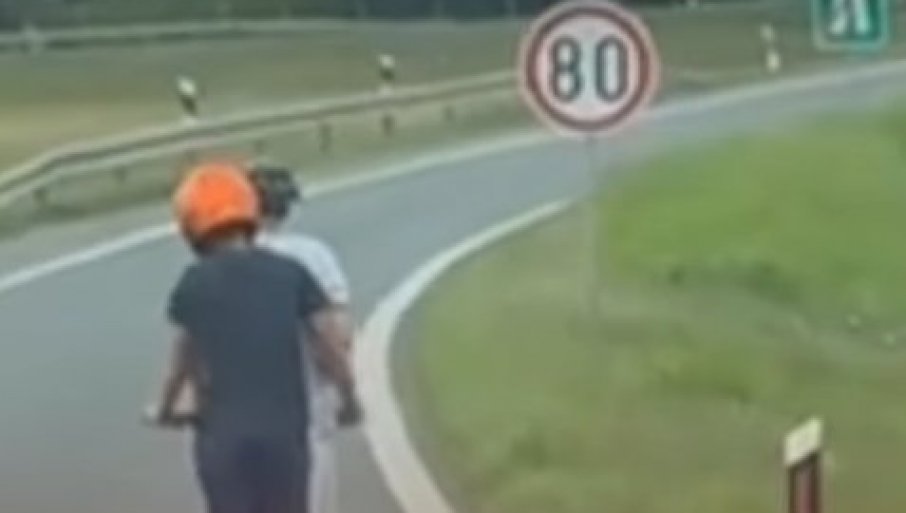 HOROR SNIMAK SA AUTO-PUTA: Dva dečaka na jednom trotinetu vozila između Inđije i Pazove