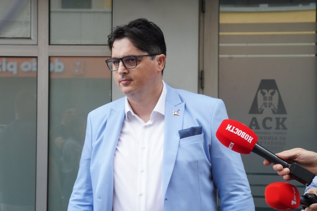 KAKO SE TO U LONDONU POSLE NESREĆE U KOJOJ JE STRADALA 71 OSOBA NIJE DOGODILA OBOJENA REVOLUCIJA? Nije imao ko da plati 1,3 milijarde evra kao što su plaćali u Srbiji!
