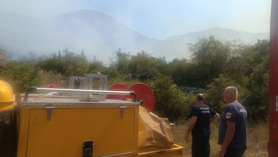 Požar kod Gacka brzo se širi, angažovani vatrogasci