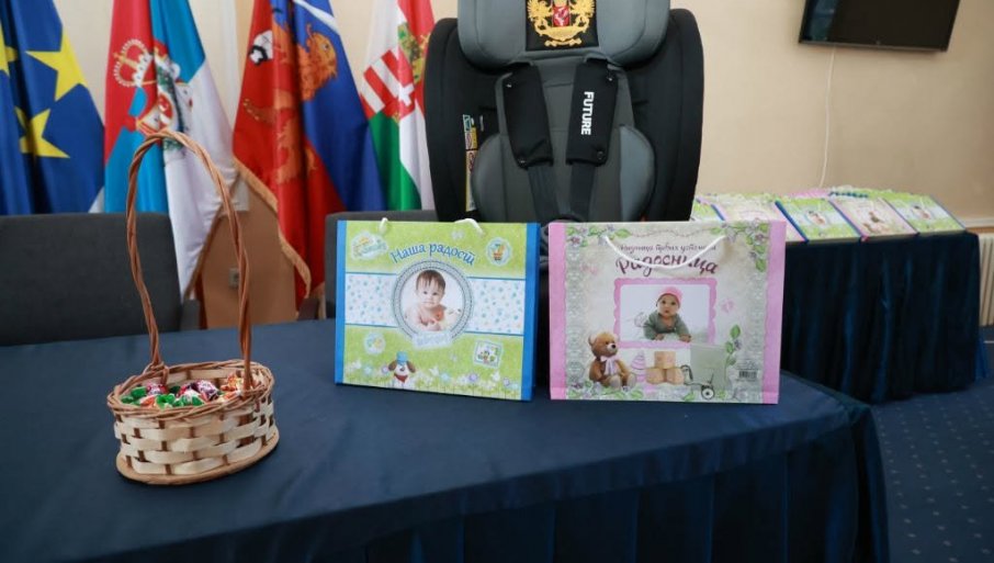 POKLONI ZA NOVE SUGRAĐANE: U Kikindi podelili pakete za tek rođene bebe