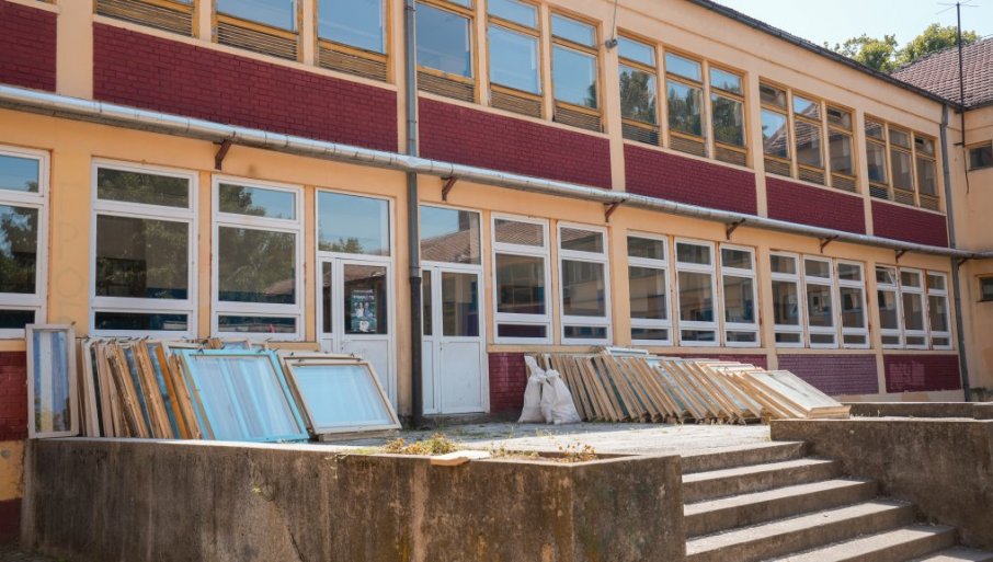 RADOVI U ŠKOLAMA VUKOVOG ZAVIČAJA: Počela zamena stolarije u OŠ „Kadinjača“