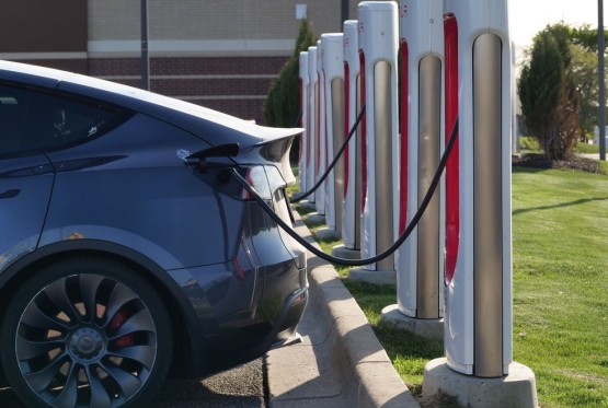 Evo čime vozači "ubijaju vrijeme" dok pune električne automobile