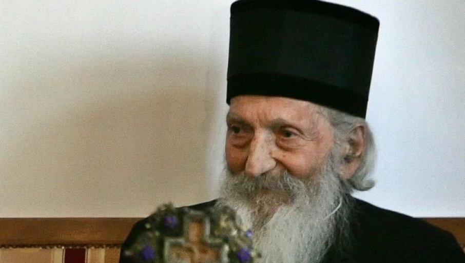 Prepoznatljiva figura u bronzi sa žezlom u levoj ruci